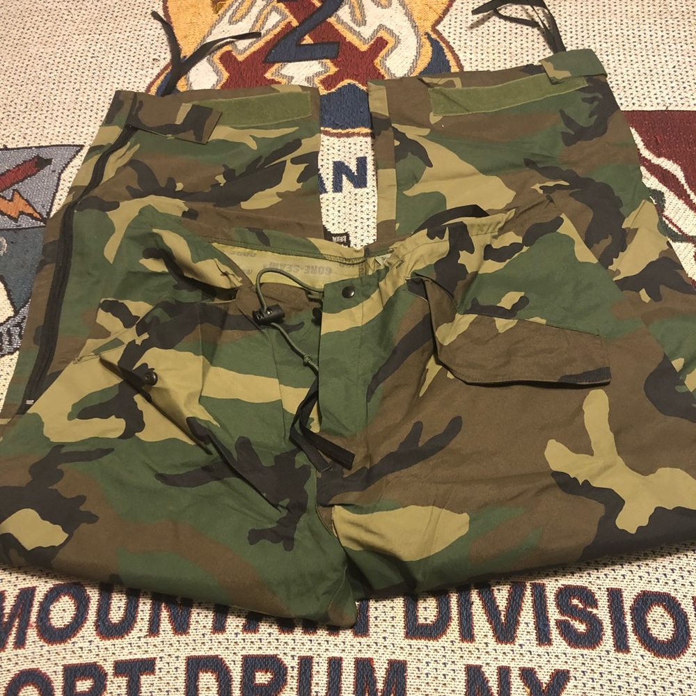Gore-Tex Trousers. Woodland Camo Pattern. Medium/Short. Army. Military.